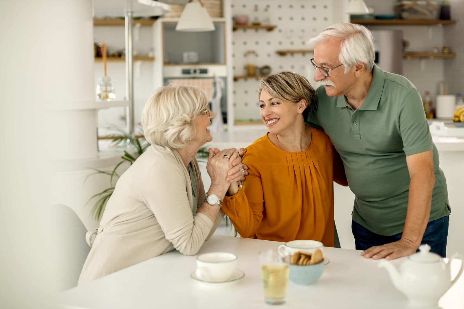 Jagua senior care advisor helping a California family at home